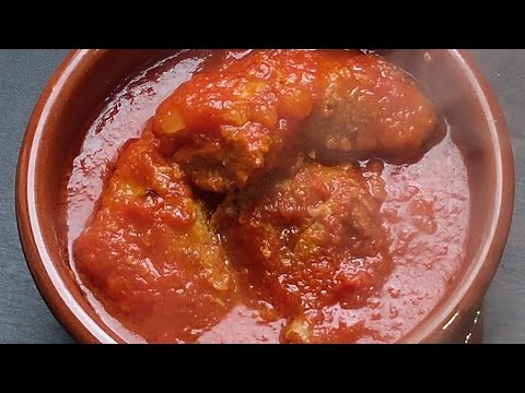 Sugo con carne, costine di maiale e salsiccia alla calabrese. Il ragù della domenica.