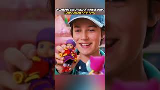 O garoto escondeu a professora para colar na prova