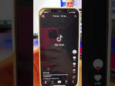 This is how you can get live wallpapers for free on your iPhone #reel #apple #cellphone