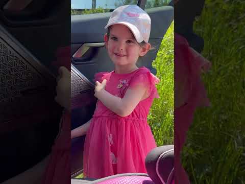 Emilia, finally get in! 😂🤷‍♀️