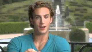 Eugenio Siller hablando ingles sobre Aurora