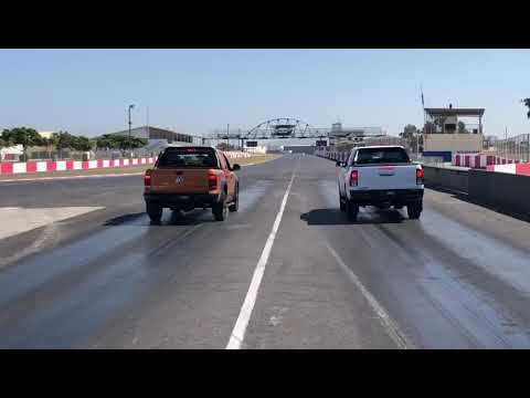 Toyota Hilux Legend 50 vs Amarok V6, Starting line