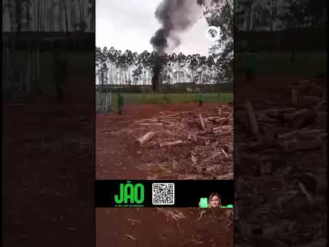 Avião agrícola cai e pega fogo em plantação de eucalipto em MT