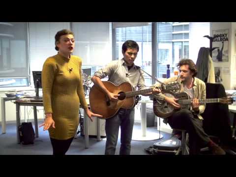 Moriarty en acoustique dans l'open space de L'Express