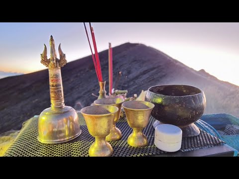 Puja di Gunung Agung