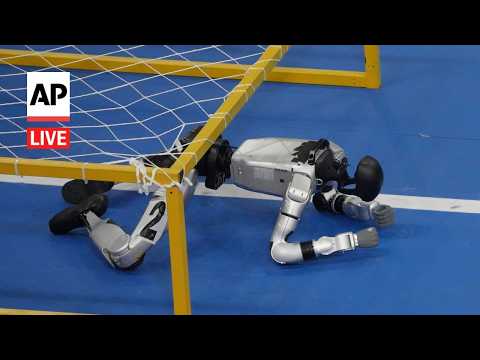 Des codeurs brésiliens propulsent des robots humanoïdes chinois lors d'un tournoi de foot high-tech à Pékin