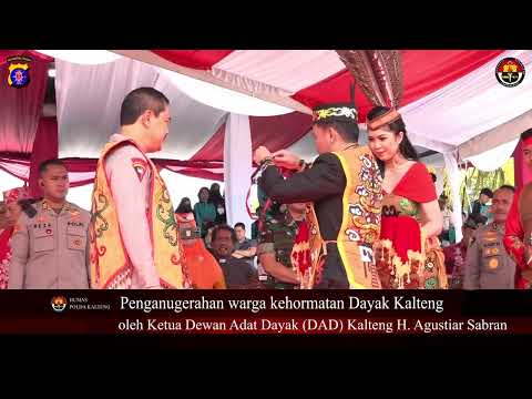 Wakapolri Dianugerahi Warga Kehormatan Dayak Kalteng Dan Bagikan 5.000 Paket Bansos