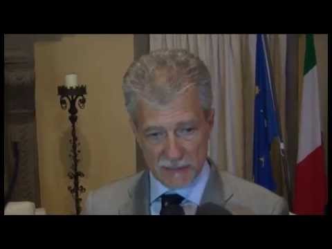 Fuoco incrociato tra Ghinelli e Macrì. Il sindaco:"Per me è fuori"