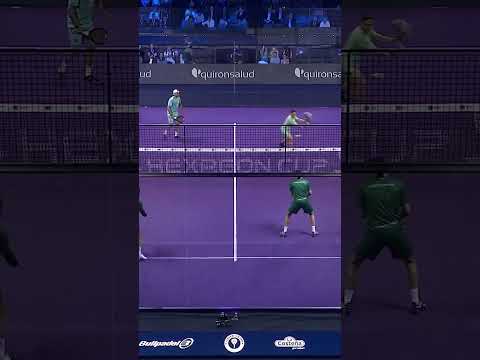 Paquito Navarro toca la guitarra de nuevo 🎸  #hexagoncup #padel