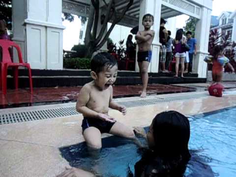 Tomicko playing with Yaya Cha :)