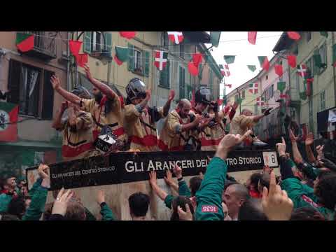 Carnevale di Ivrea 2018 - Omaggio tra Aranceri del Centro Storico e Tuchini del Borghetto