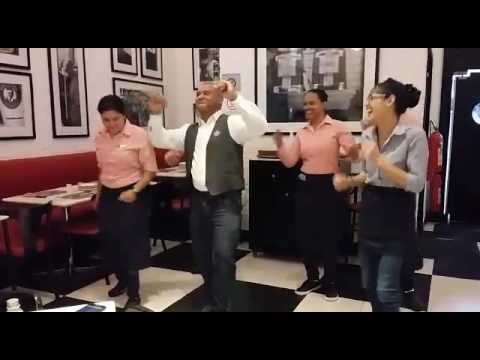 Galerinha Fifties arrasando antes da abertura do loja só pra animar o serviço