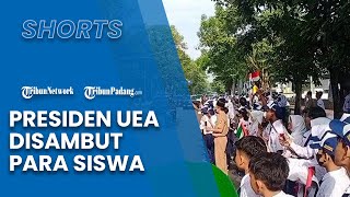 Presiden UEA &  Presiden Jokowi Disambut Antusias Para Siswa dengan Kibarkan Bendera Indonesia & UEA