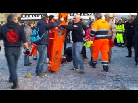 2017-02-13 GROSSETO - CARNEVALE FOLLONICA _ SI RIBALTA CARRO. 5 FERITI