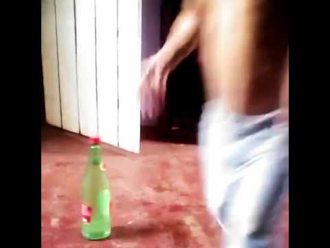 Desafio da garrafa que cai de pe