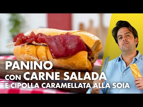 Panino gustoso con carne salata e cipolla dolce - Sapore irresistibile!