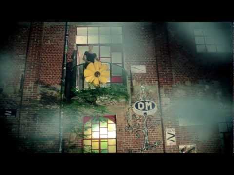 HELENA VONDRACKOVA ANDREA ANDREI DAVIDE MATTIOLI FUOCO NEL FUOCO OFFICIAL VIDEO CLIP