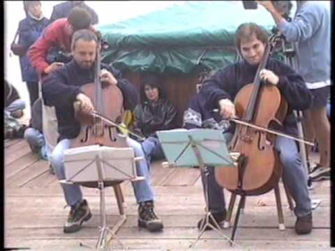 Violoncelles,Vibrez! di G.Sollima eseguito da 12 violoncelli con M.Brunello