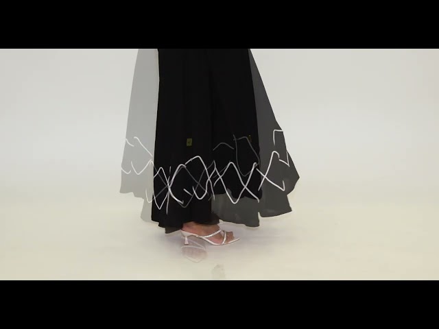 عباية سوداء مزينة بتفاصيل غير تقليدية من القيطان ا...