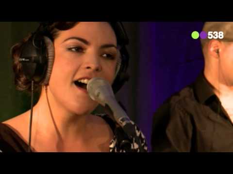 Caro Emerald - One Day (Live bij Evers Staat Op)