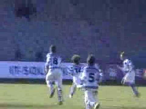 Ian maakt doelpunt op De Vijverberg