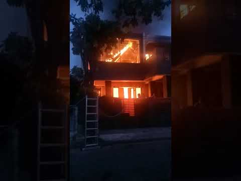 Detik detik kebakaran rumah  di kemang  pratama