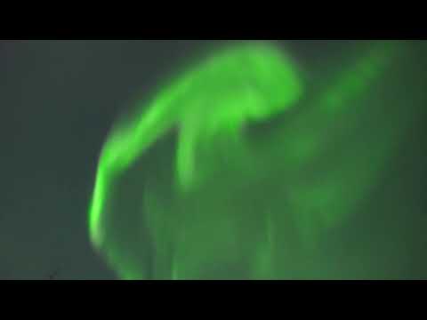 ラップランドの空に緑とピンクのオーロラが舞う (Green and pink auroras dance in Lapland sky)