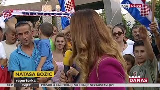 Nataša Božić očitava bukvicu rulji u pozadini Nataša Božić očitava bukvicu rulji u pozadini