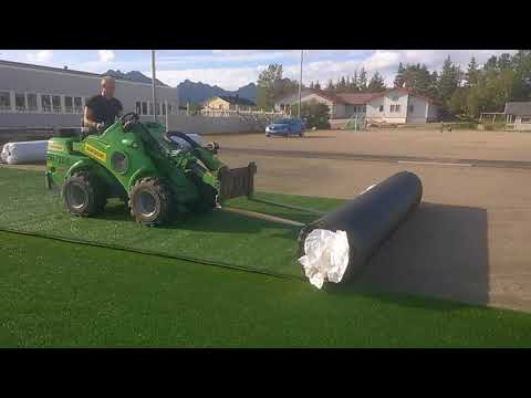 Slik legger de kunstgress på Holmstad