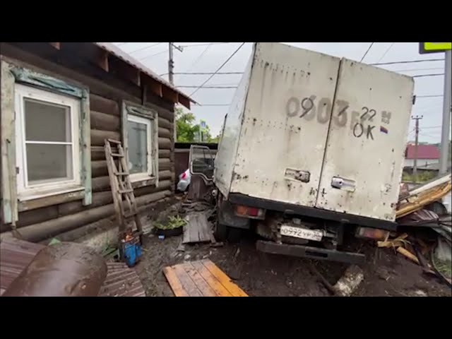 В Иркутске грузовик врезался в ворота дома