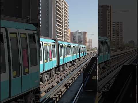 Metro de Santiago Línea 5 (NS93) ingresando a Estación MIRADOR