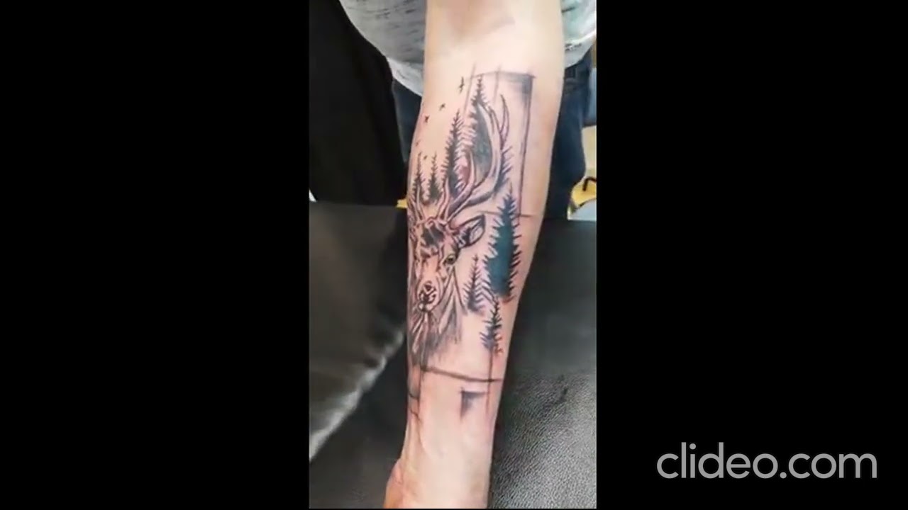 Tatouage cerf et forêt noir