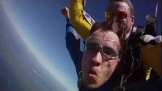 preview picture of video 'Parachute tandem (my first jump), 4000 meters. DZ Menzelinsk, DZ Мензелинск'