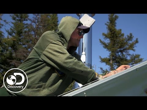 在荒野中安裝太陽能發電｜阿拉斯加:最後的邊疆 (Installing Solar Power in the Wilderness | Alaska: The Last Frontier)
