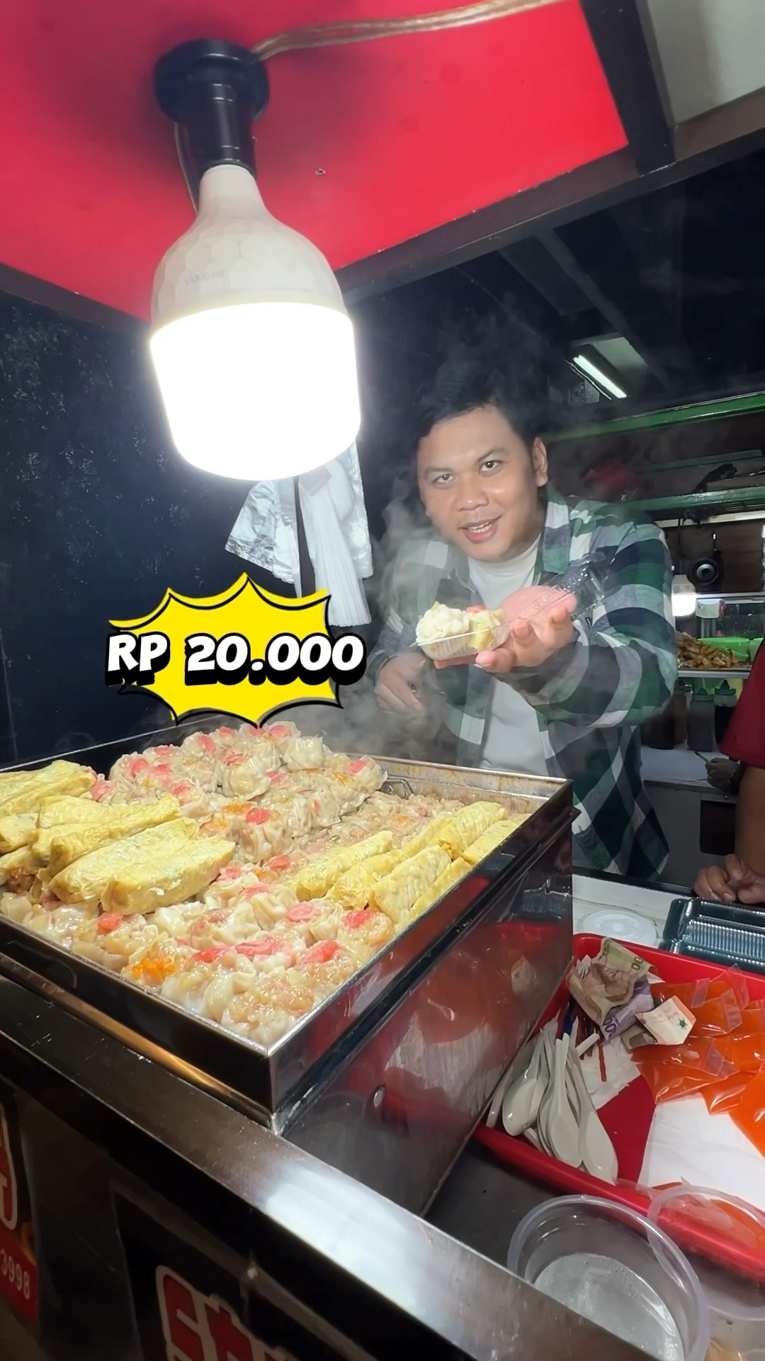Jajan pedes-pedes di belakang Mall Grand Indonesia, siapa yang bisa nolak? 🌶️🍜 Rasanya bikin nagih!