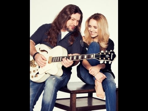 LUCIE VONDRÁČKOVÁ a PETR KOLÁŘ- Vánoce bílý