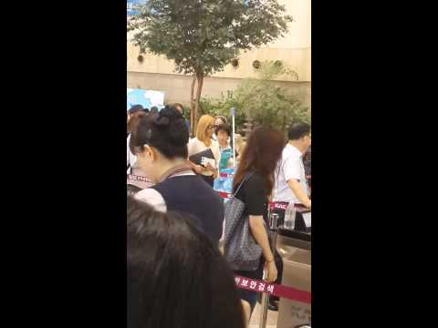 [FANCAM] 150724 Krystal, Amber & Luna at Gimpo Airport heading to Japan (credit to @affxtionina)