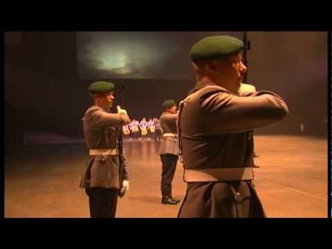 Drillteam 2./Kp WachBtl BMVg und Spielmannszug StMusKorpsBw