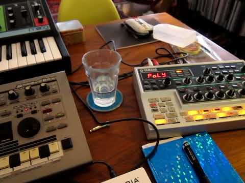 Roland MC 303 tutorial - Using Pattern Sets in real-time.