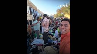 في طريقة مثيرة للتسويق.. شبان يبتكرون عرضا للأزياء في سوق "بال" بمصر thumbnail