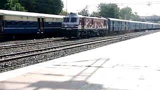preview picture of video '22653 Thiruvanantpuram-NZM exp overtakes || 12471 BDTS - Katra ( swaraj SF express ) at || Dahod'
