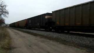 preview picture of video 'BNSF SD70ACE 9146 Leading Coal Empties through Aitkin'