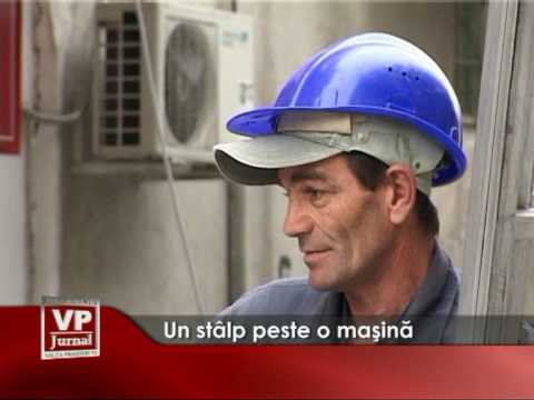 A căzut un stâlp… peste o mașină
