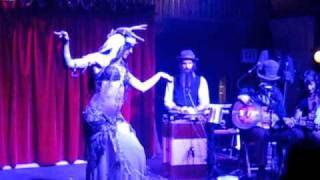 Zoe Jakes performs Cloud Light by Eskmo : The Indigo and Le Serpent Rouge