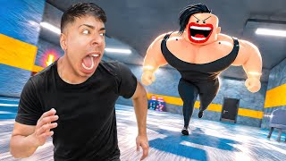 ΜΕ ΚΥΝΗΓΑΕΙ ΜΙΑ ΓΥΜΝΑΣΤΡΙΑ ΣΤΟ ROBLOX! 😱
