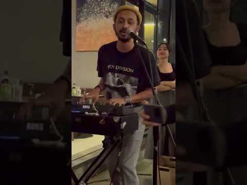 Sepertinya ini cinta segitiga!  #besixxs #LooksLike! #Bizarrelovetriangle