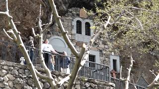 Ծաղկեվանքում ուխտավորների մի մասը պատարագին մասնակցել է դրսում՝ աստիճանների վրա