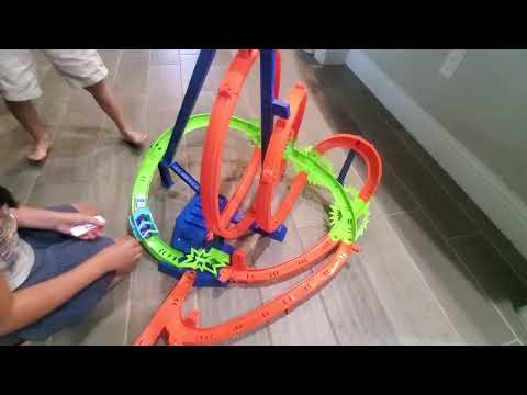 Hot Wheels Cars, Epic Crash Dash Track Set