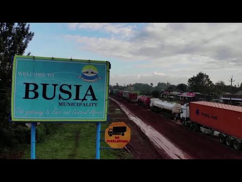 ドローンは、ケニアとの国境で何マイルものローリーを示しています。 (Drone shows miles of lorries at Kenya border)