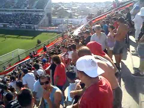 Chacarita - UAI Gol de Lentini desde la popular.